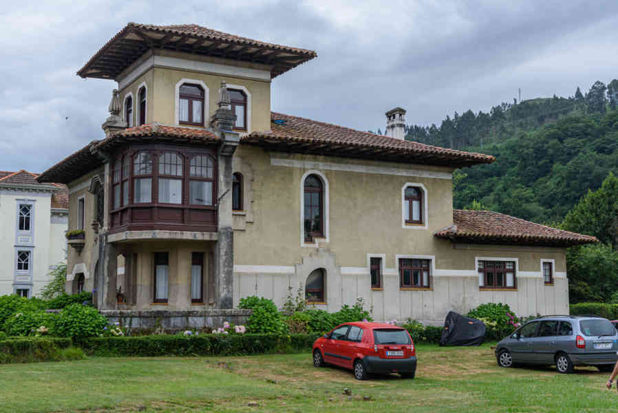 Principado de Asturias 016 - Cangas de Onís - casa de Indianos.jpg